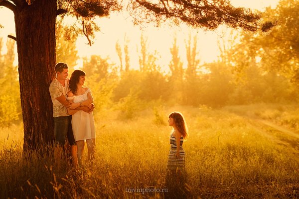 Семейная фотосессия в лесу на закате