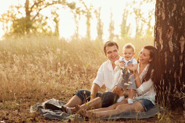 Счастливая семья на природе