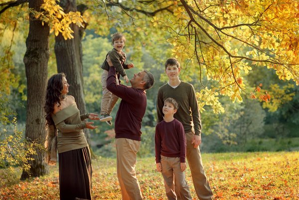Семья в осеннем лесу