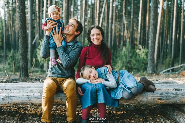 Семейная фотосессия в лесу