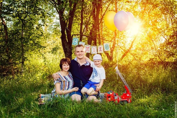 Прогулочная семейная фотосессия летом
