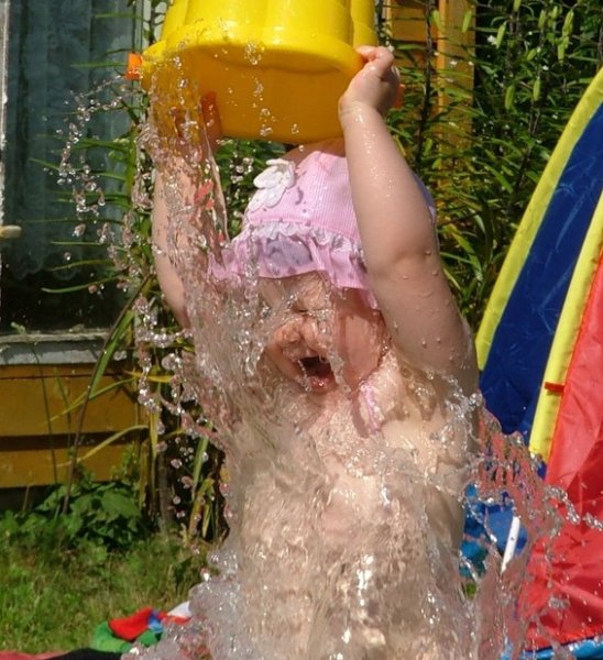 Весёлое обливание водой