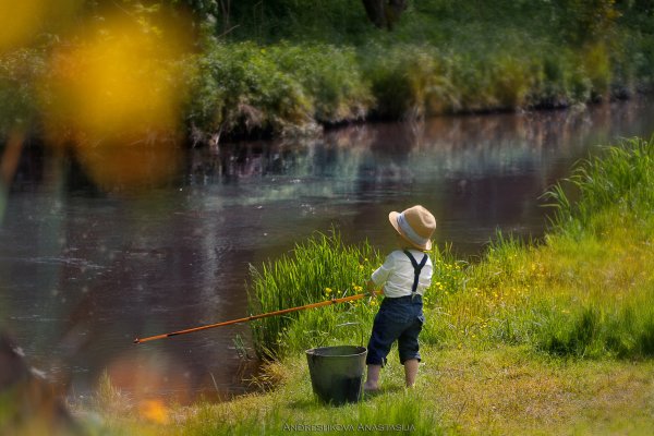 Мальчик рыбачит