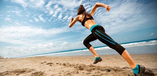 Девушка бежит