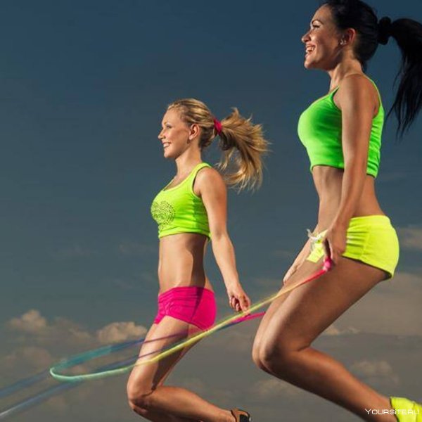 Яркая спортивная девушка