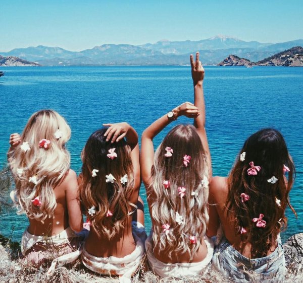 Четыре подруги со спины