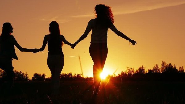 Подруги на закате