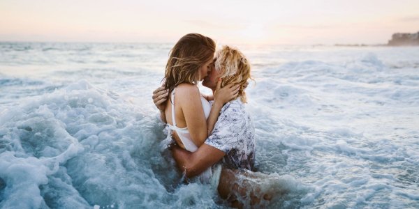 Влюбленная пара купается в море