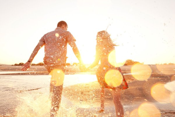 Фотосессия влюбленных в поле