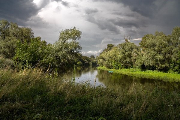Летний пасмурный пейзаж