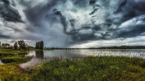 Озеро перед грозой