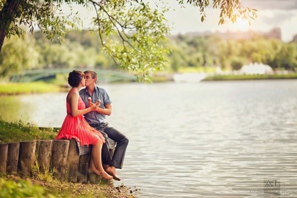 Пара влюбленных в поле