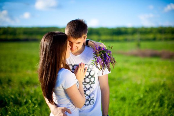 Счастливые влюбленные на море