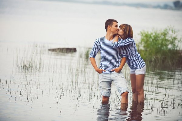 Влюбленные на речке