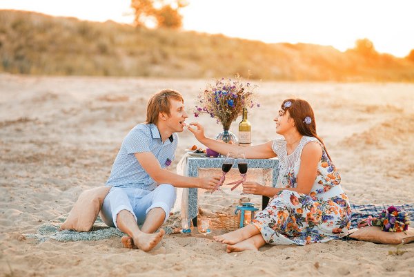 Счастливая пара на природе