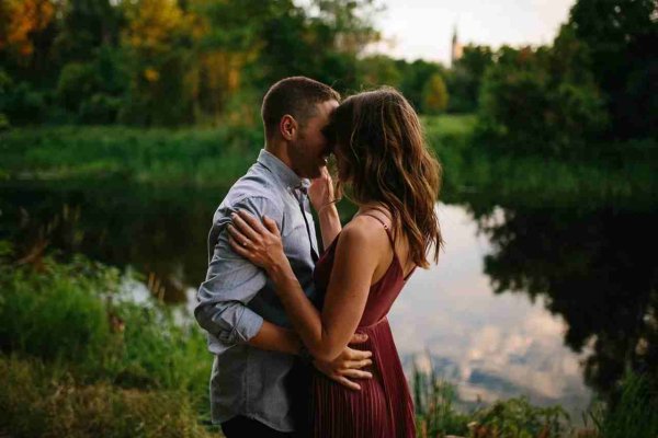 Влюбленные на берегу моря