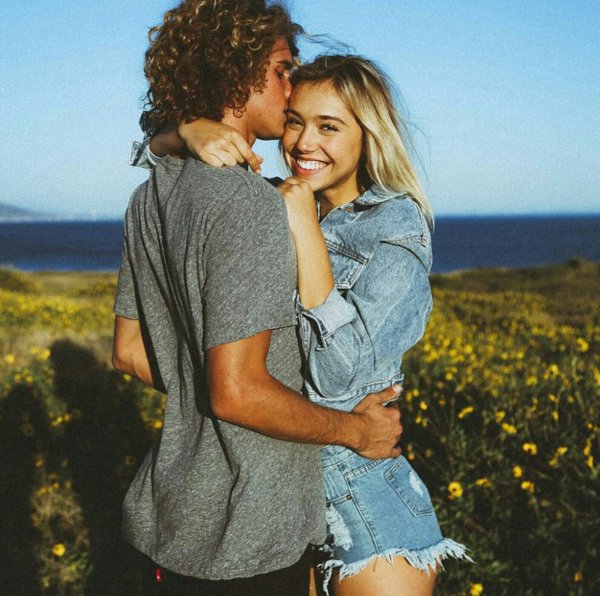 Влюбленные с воздушными шарами