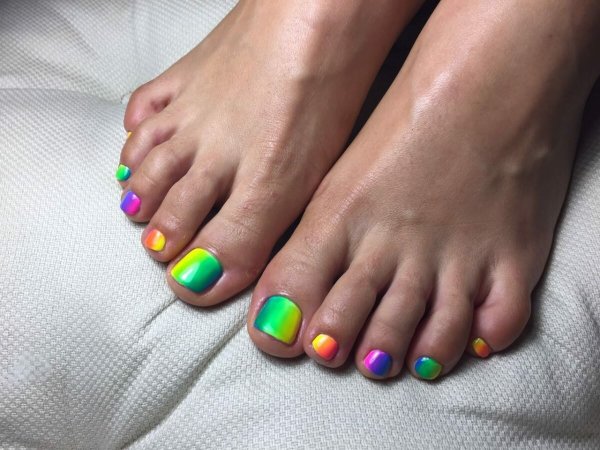Разноцветный педикюр