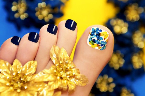 Яркие ногти на ногах