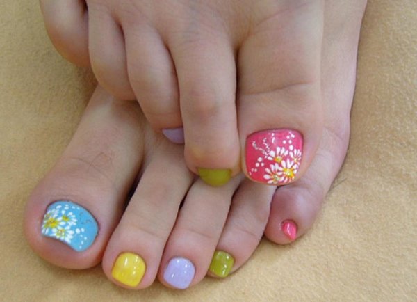 Педикюр с ромашками