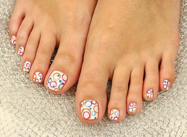 Красивый летний педикюр