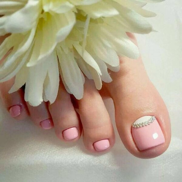 Педикюр розовый