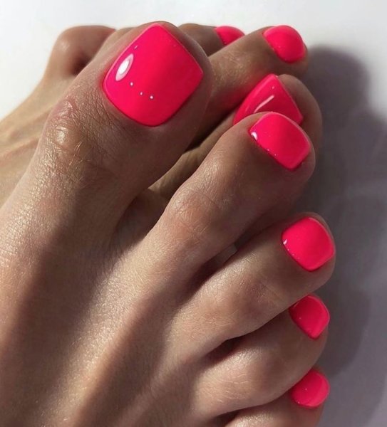 Красивый яркий педикюр