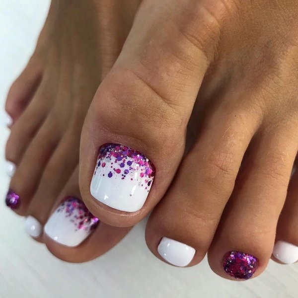 Красивый яркий педикюр