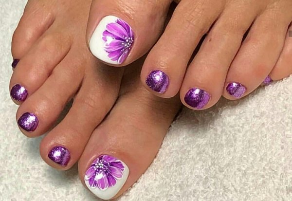 Сиреневый педикюр
