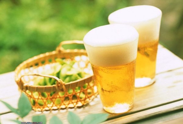 Бокал пива на природе