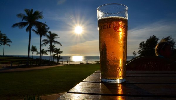 Бокал пива на природе