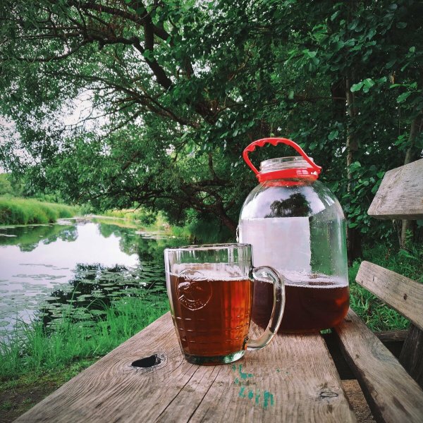 Бокал пива на пляже