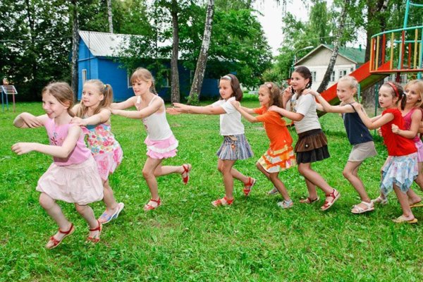 Дети играющие во дворе