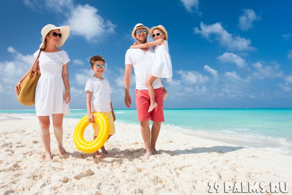 Отдыхающие на пляже люди