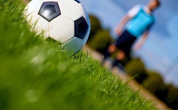 Футбольный мяч на поле