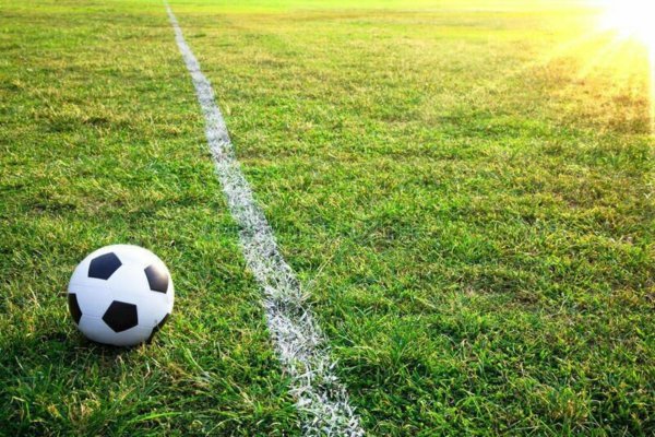 Футбольный мяч на газоне