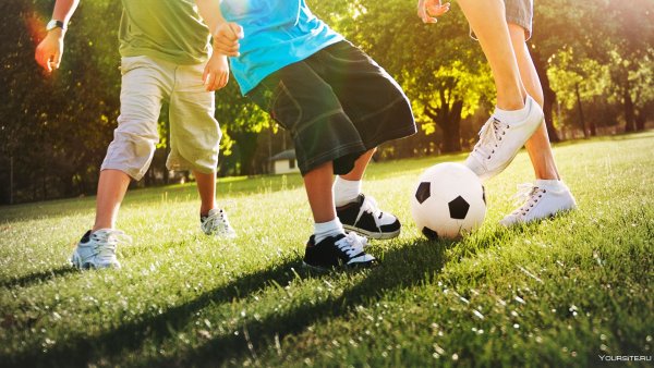 Дети играющие в футбол на улице