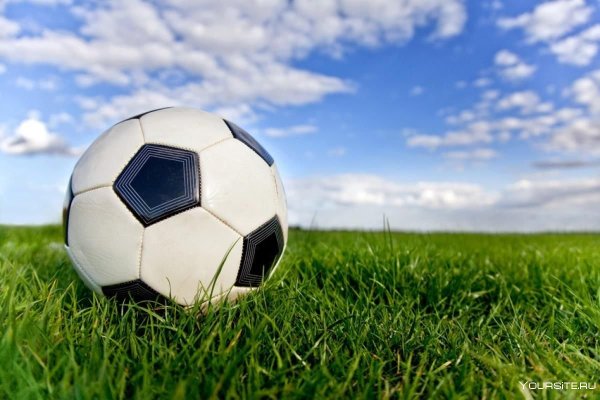 Дети играют в футбол на пляже