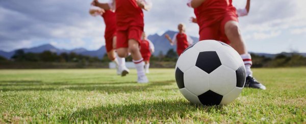 Рисунок детей играющих в мяч