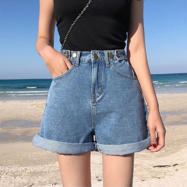 Джессика Альба в шортах