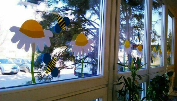 Украшение окон летом в детском саду