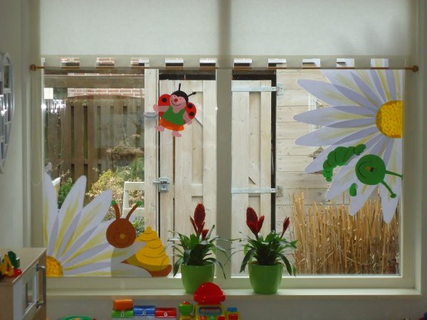 Украшение окон летом в детском саду