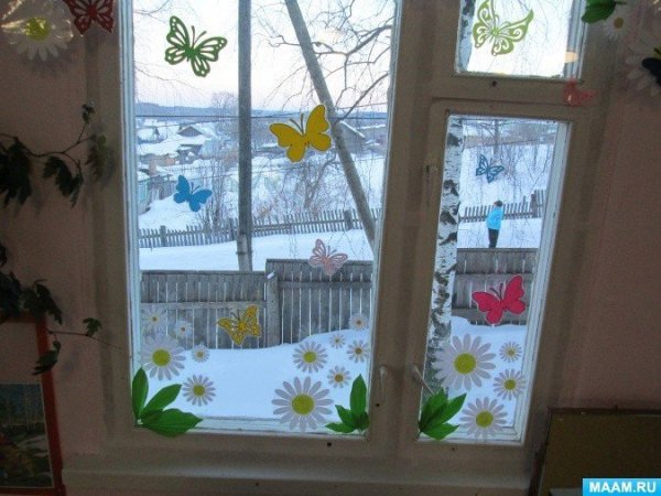Летнее украшение окон в детском саду