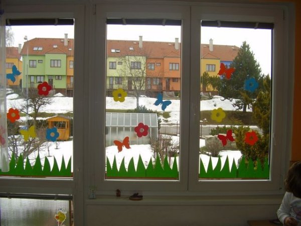 Весеннее украшение окон