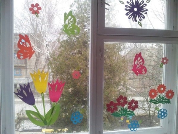Весеннее украшение окон в детском саду