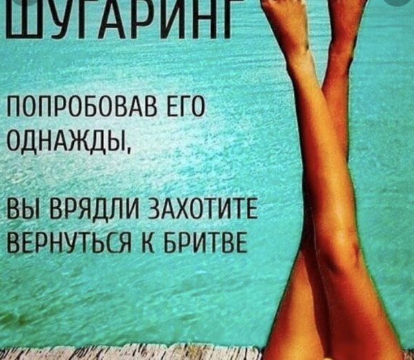 Девушка с арбузом на пляже