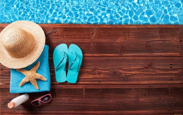 Предметы на деревянном фоне