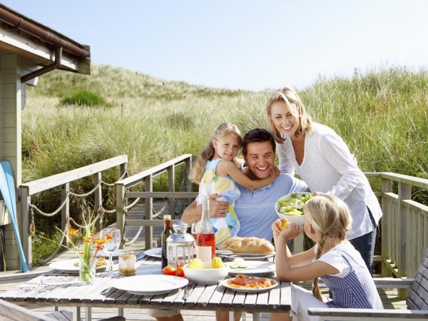 Дети с родителями на море