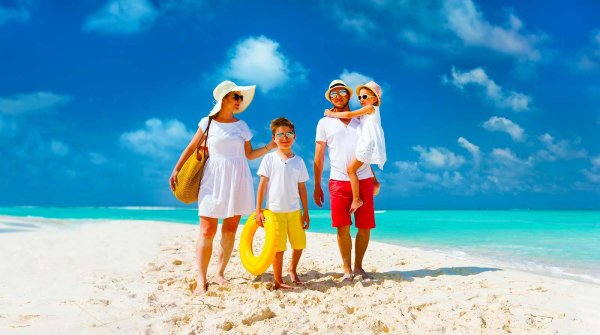 Семья на море