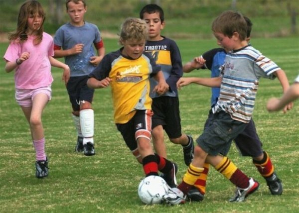 Футбол на улице дети